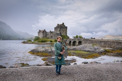een van oorsprong 13e-eeuws kasteel, gelegen op een eiland in Loch Duich. Het eiland ligt op de plek waar drie zeeën/meren elkaar ontmoeten, te weten Loch Long, Loch Duich en Loch Alsh. Aan het begin van de 18e eeuw werd het kasteel opgeblazen. Aan het begin van de 20e eeuw werd Eilean Donan Castle uitgebreid gerestaureerd en opengesteld voor publiek.