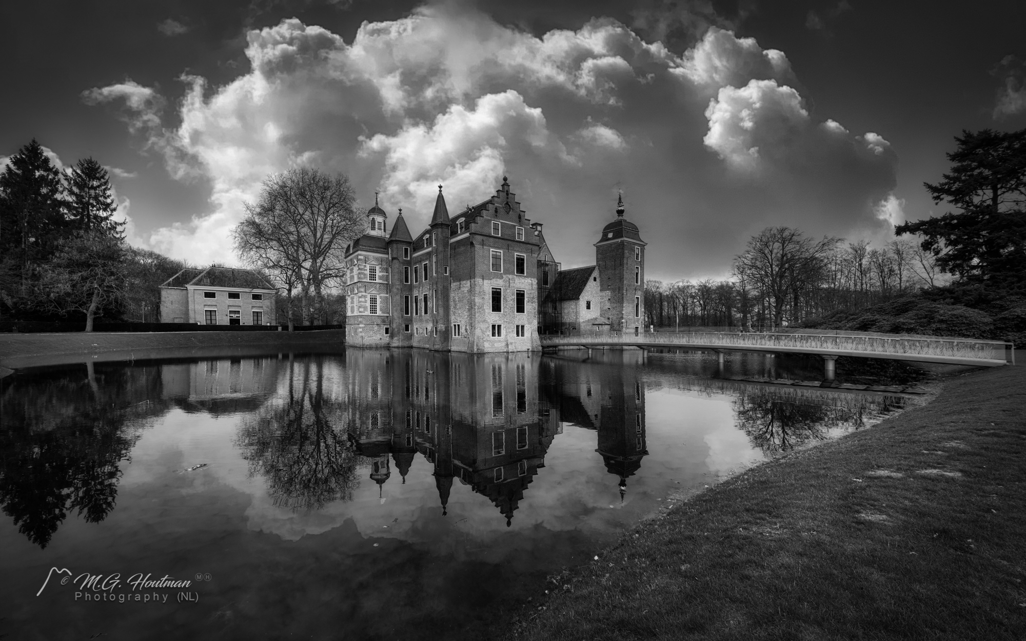 Huis Ruurlo is een kasteel en landgoed in de gemeente Berkelland, zuidelijk gelegen van het dorp Ruurlo, in de Nederlandse provincie Gelderland. Het is onderdeel van een sinds 2010 geregistreerd rijksbeschermd complex Historische Buitenplaats.