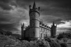 een rechthoekig fort bij het Schotse havenplaatsje Inveraray. Het kasteel aan de oevers van Loch Fyne in de Schotse regio Argyll. Sinds de 17e eeuw is het in het bezit van de hertogen van Argyll. Het gebouw is in neogotische stijl opgetrokken en heeft vier kegelvormige torens.